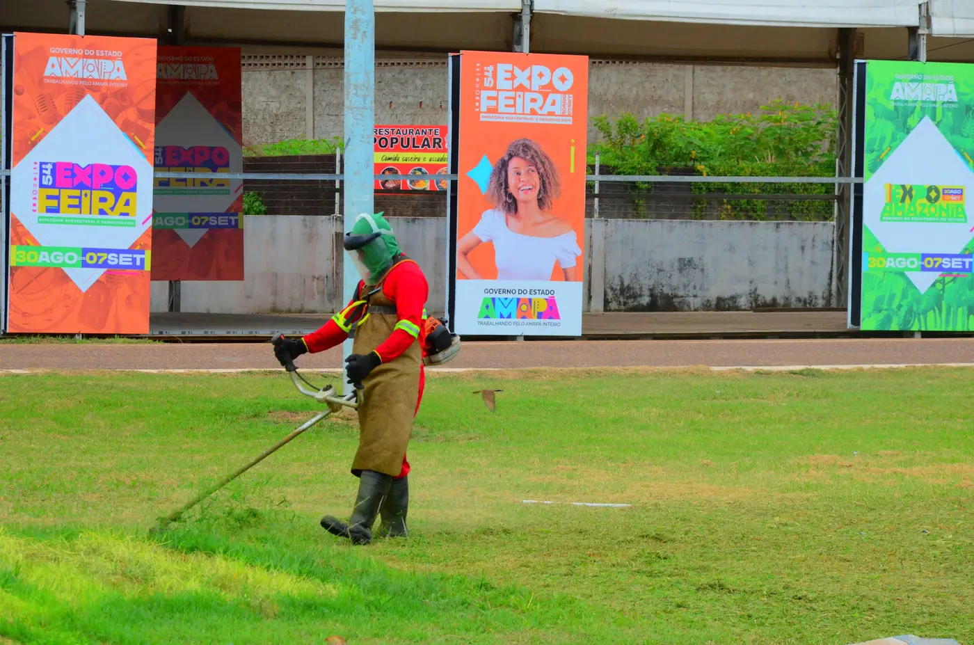 O Parque de Exposições da Fazendinha recebe capina, roçagem e retirada de entulho para receber o público durante 9 dias