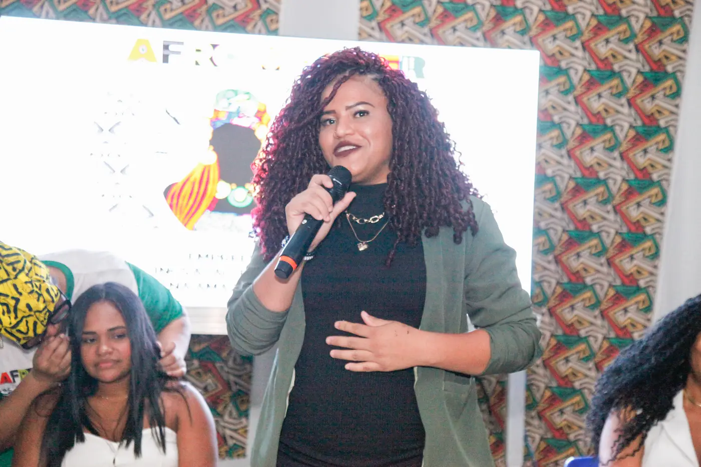 Allyne Braga, egressa do curso de trancista ainda na primeira edição, participou da aula inaugural