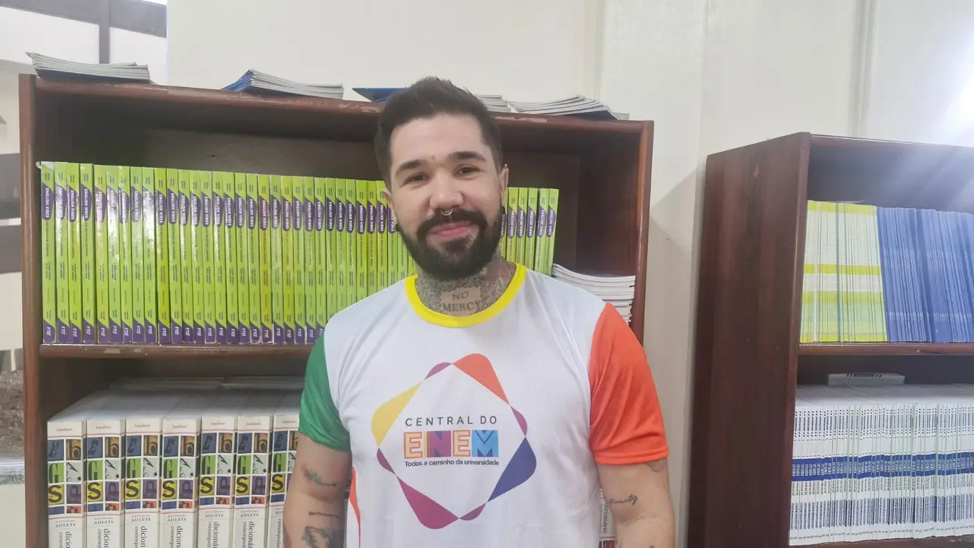 Professor de língua portuguesa e redação, Caio Vinícius