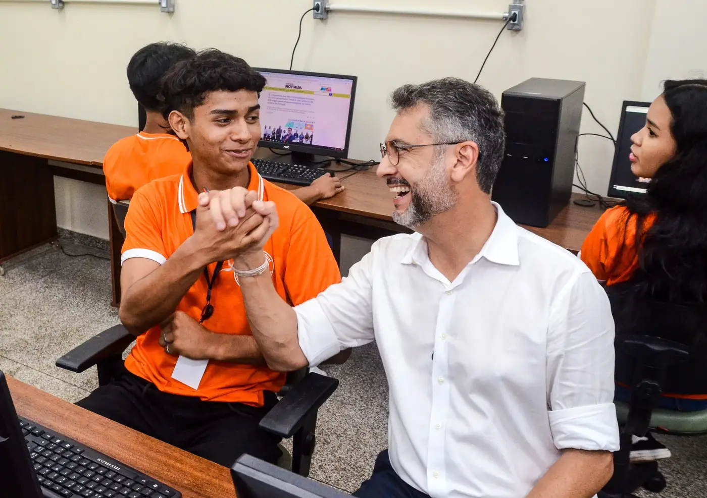 Clécio Luís apresentou novos espaços da escola Raimundo Virgolino, em Macapá