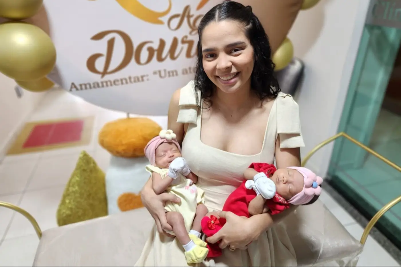 Jaisy Paixão com as gêmeas Hanna e Aurora Sofia