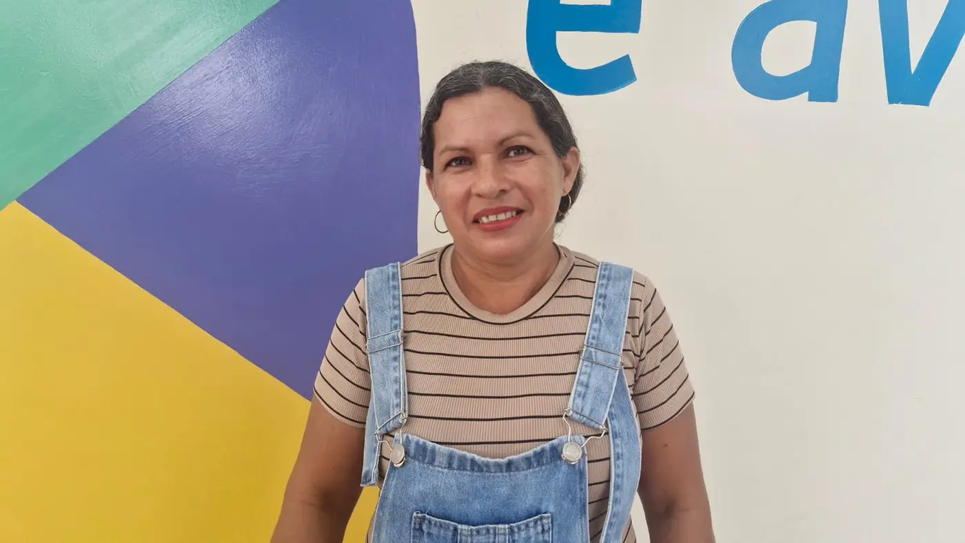 Moradora do Vila dos Oliveiras, Luciene Costa comemora a entrega da nova Escola Estadual Raimunda Virgolino