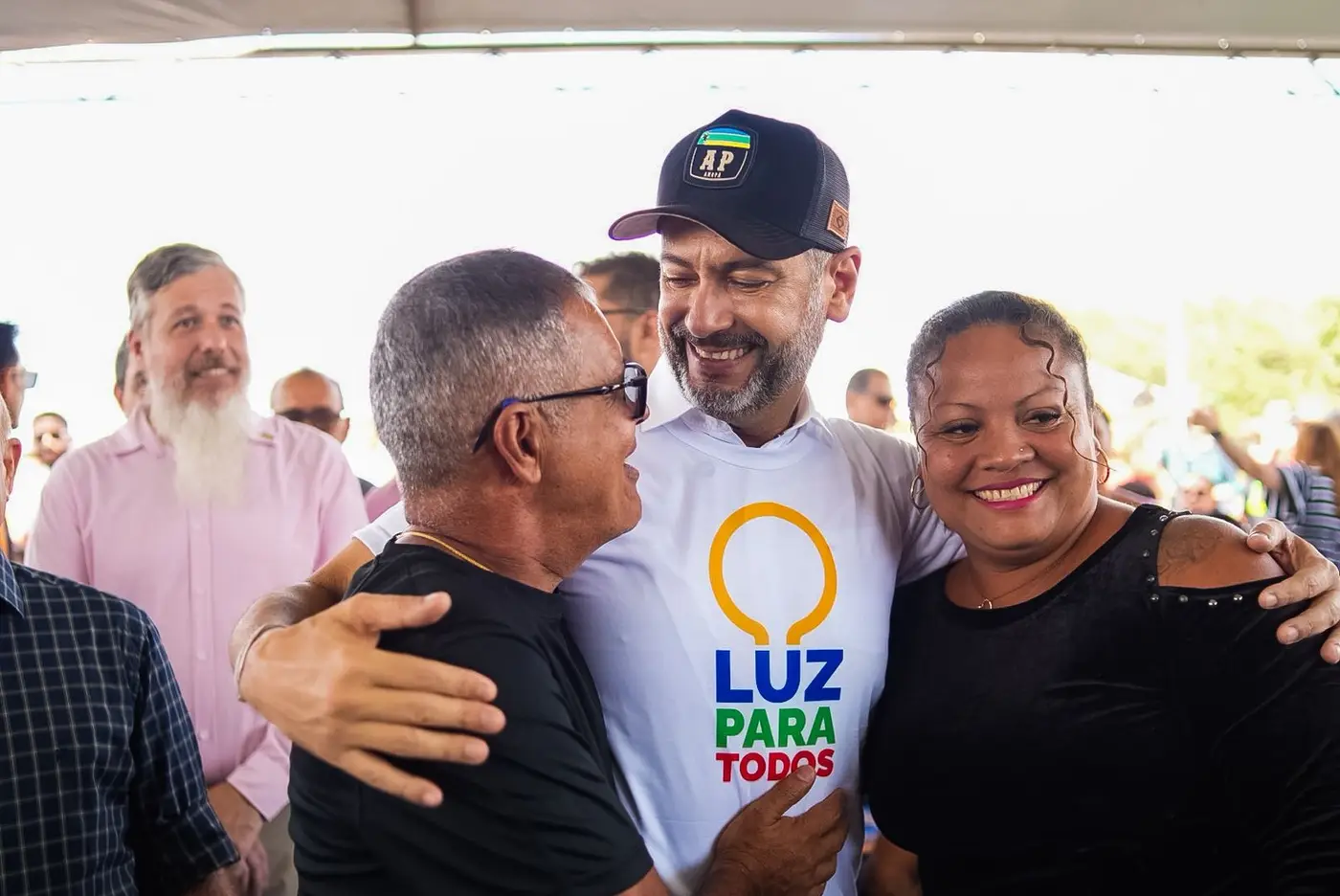 Clécio Luís dialoga com moradores sobre os benefícios do Luz Para Todos e da vacinação, que levam dignidade e qualidade de vida às famílias