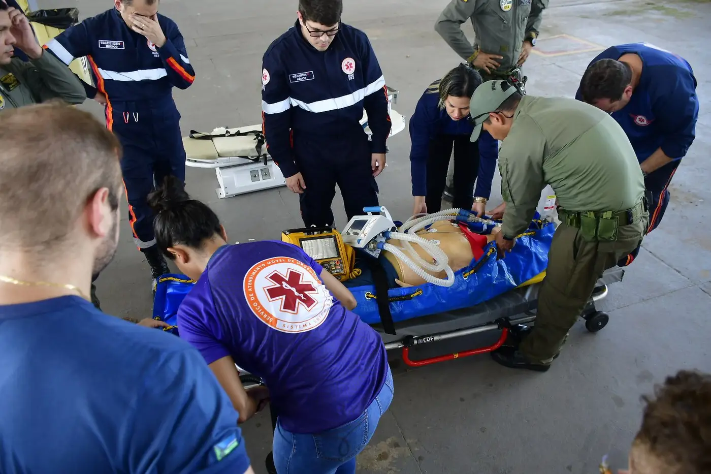 O treinamento integrou simulações de embarque e desembarque de pacientes, uso de maca a vácuo e checklist