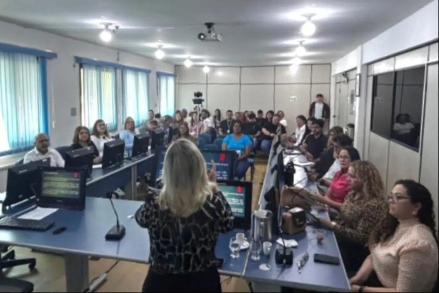 A advogada Mara Juarez, ministrando o curso ″Regime Próprio de Previdência Social”