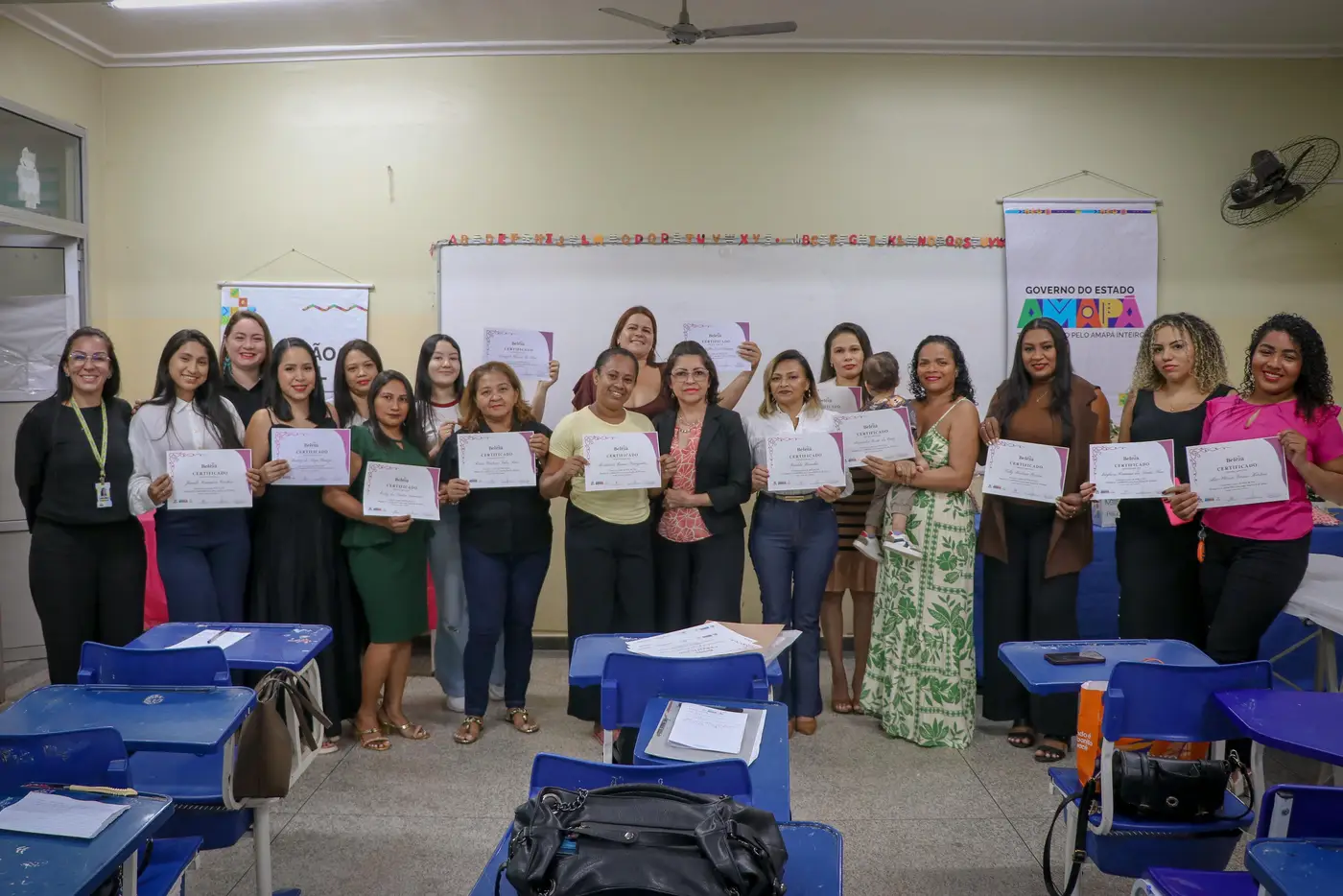 Moradoras recebem certificado e comemoram chance de empreender na área da beleza com incentivo do Governo do Amapá