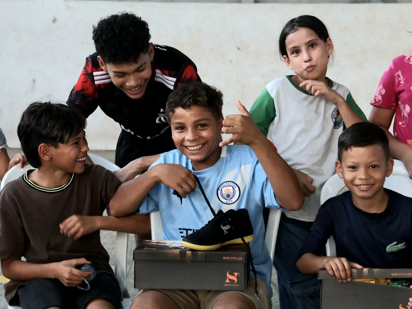 Crianças e adolescentes, de 6 a 15 anos, do projeto Crias do Vila receberam materiais esportivos pelo Governo do Amapá