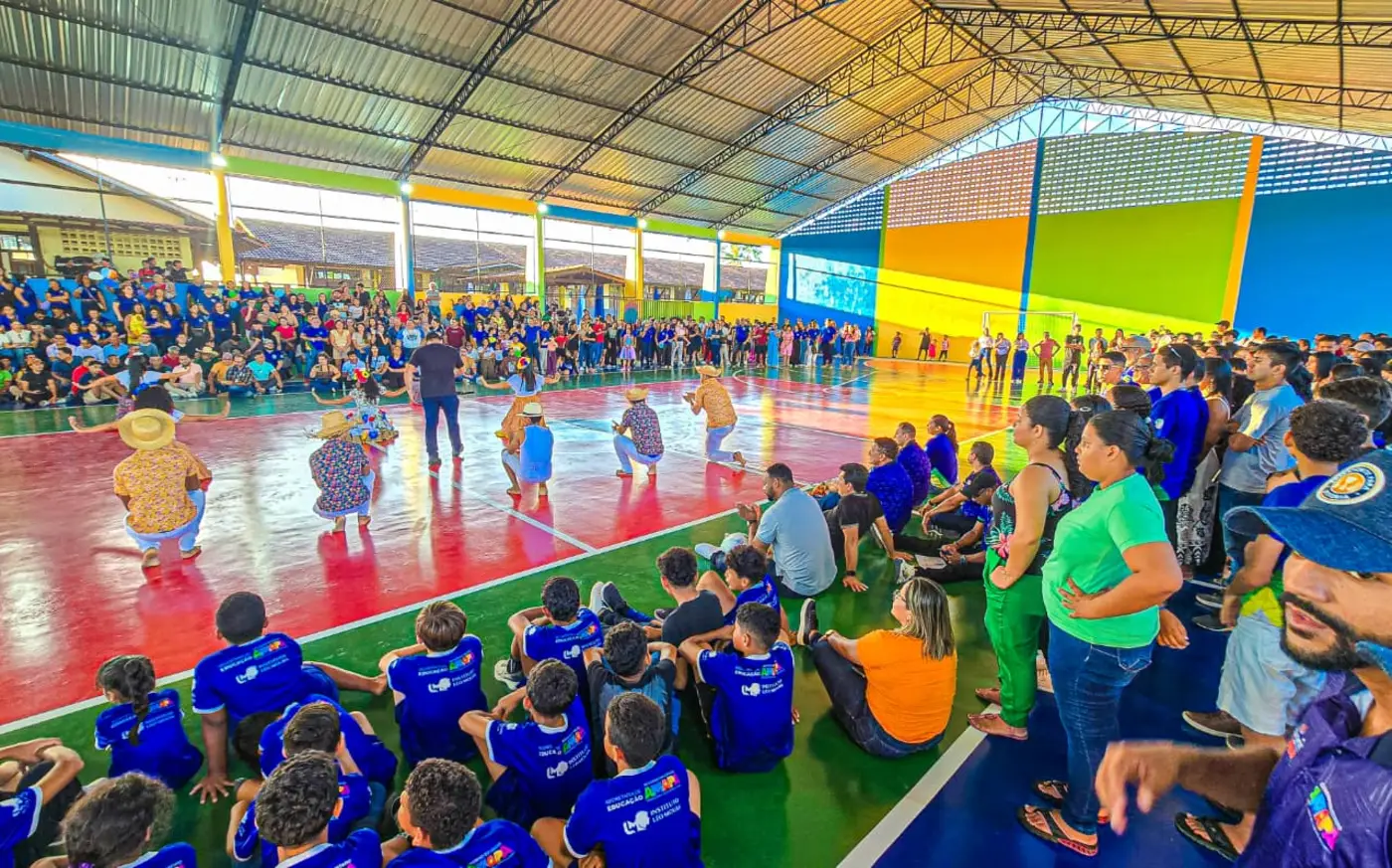 A quadra recebeu cobertura nova, iluminação, requalificação do piso com pintura e sinalização esportiva