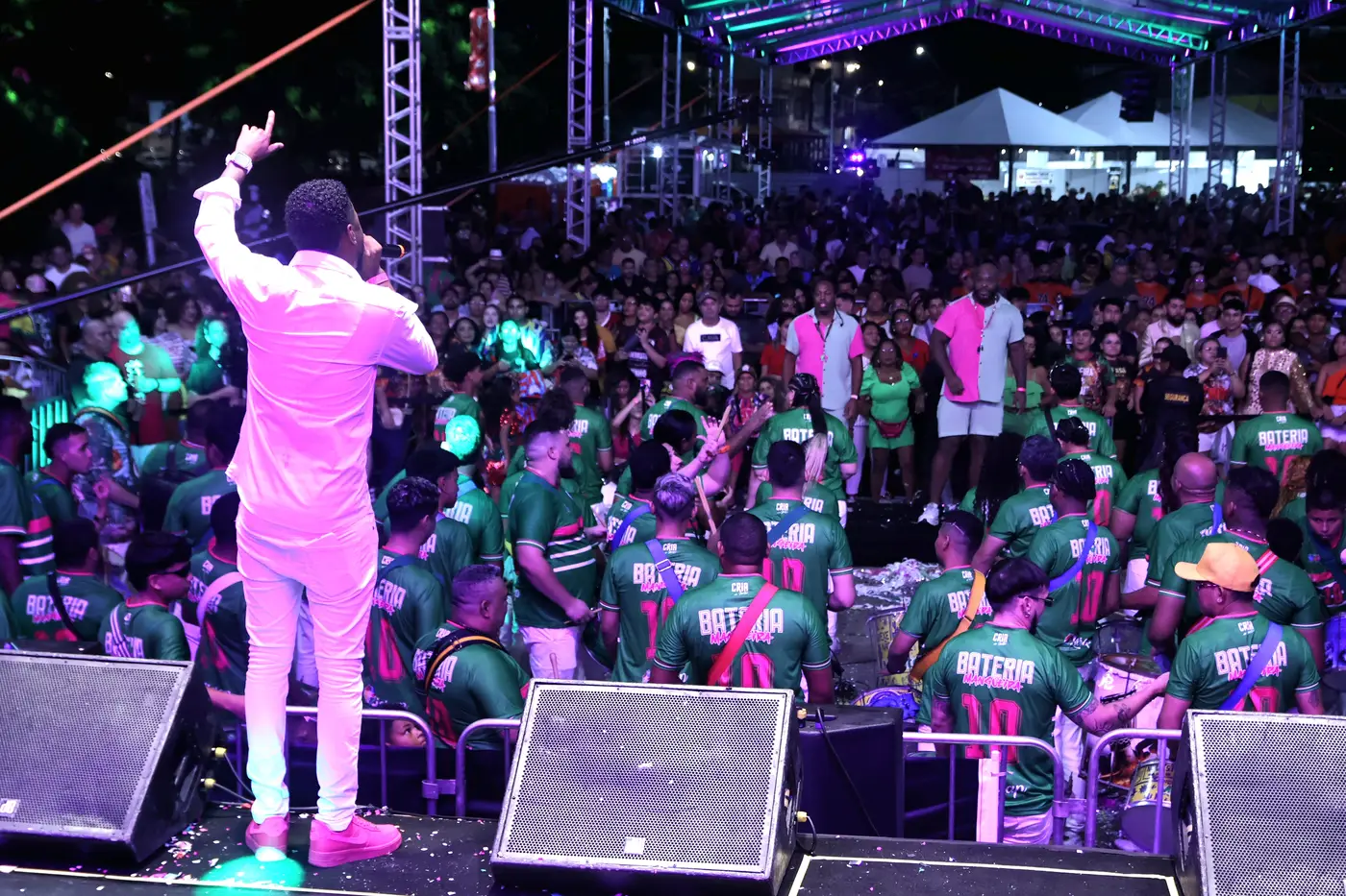 Intérprete oficial da Mangueira agitou público cantando muito samba
