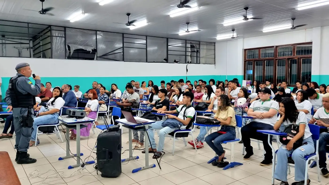 Alunos do EJA foram recepcionados pelo Sargento Valdeir