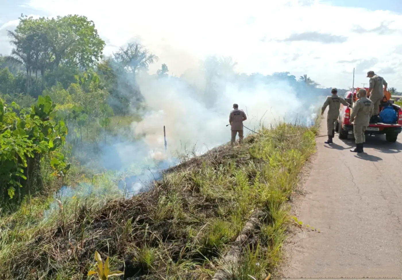 Equipes no município de Amapá no combate a focos de incêndio