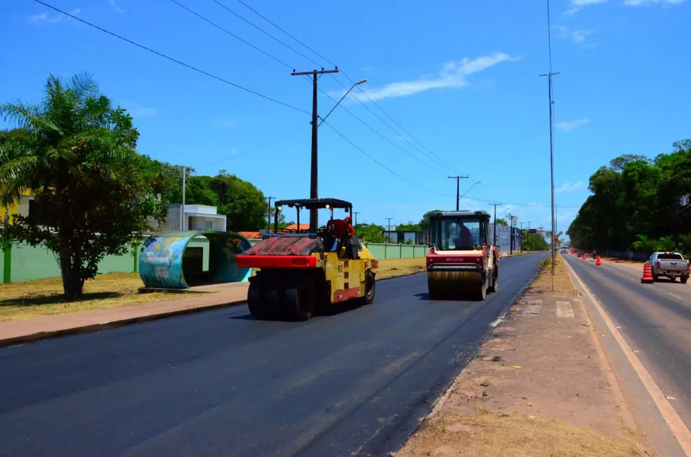 Os serviços na rodovia são desenvolvidos com o apoio de cerca de 60 máquinas
