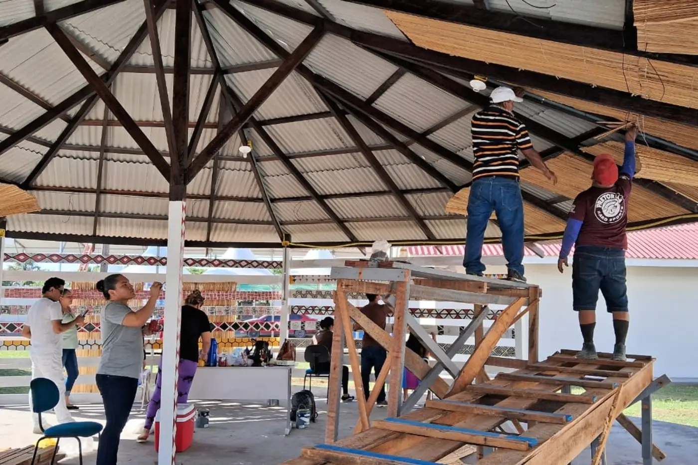 Equipe da secretaria dos povos indígenas e cultura nos preparativos para a 54ª Expofeira do Amapá