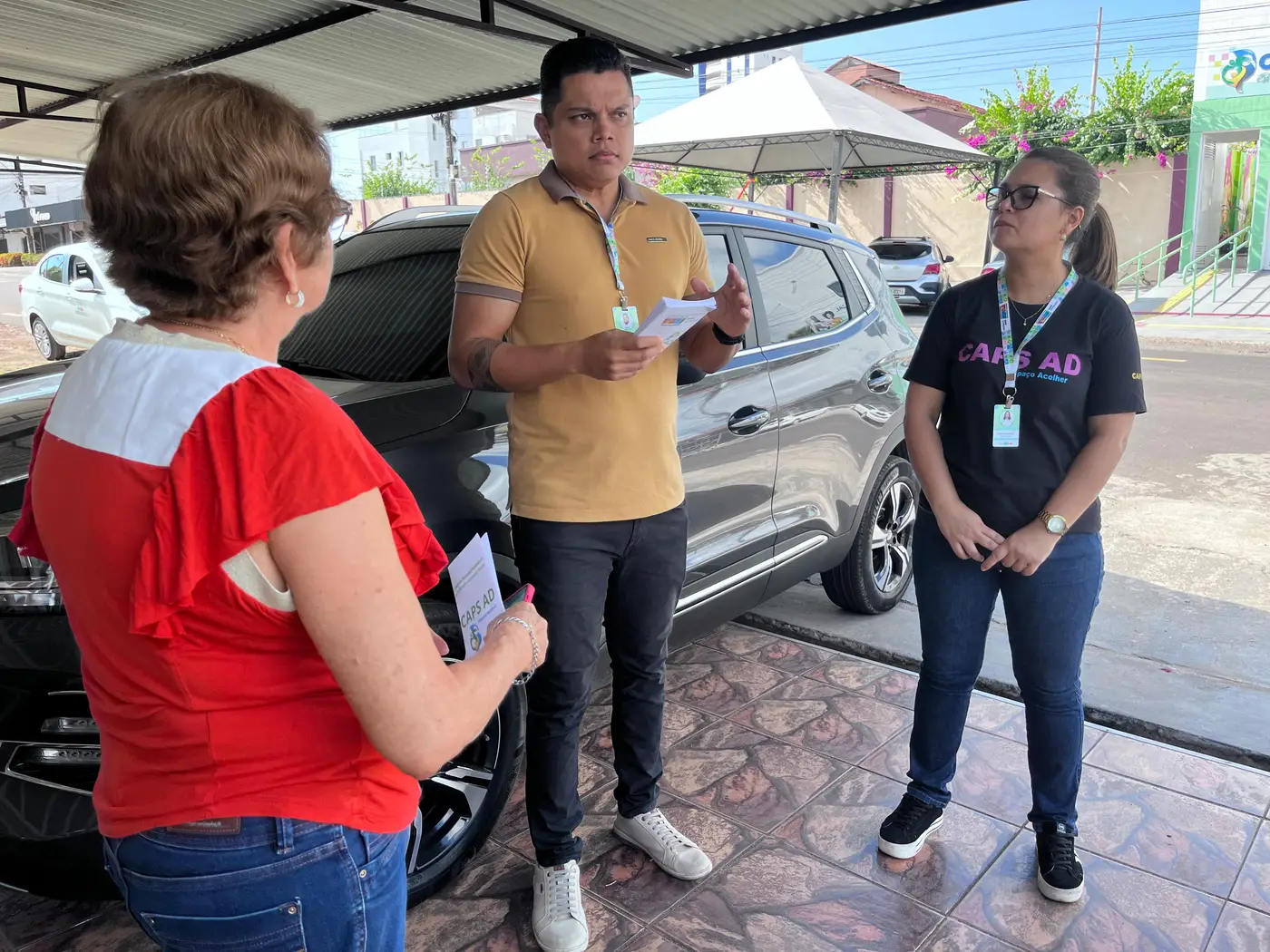 Equipe visitou vizinhos do novo prédio, esclarecendo sobre os serviços do centro aos moradores