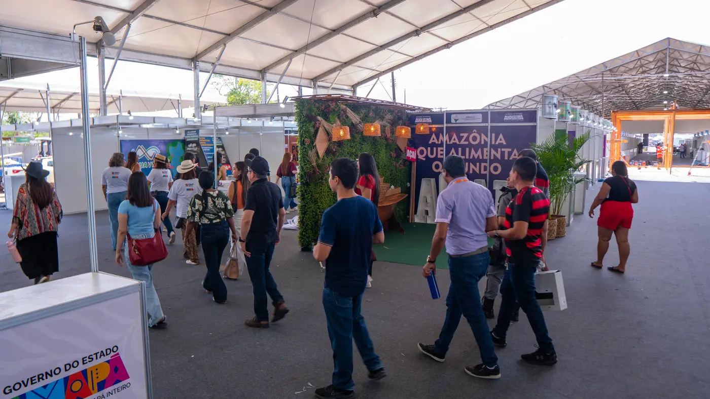 Equipe Esap em visita ao pavilhão da 1ª ExpoAmazônia