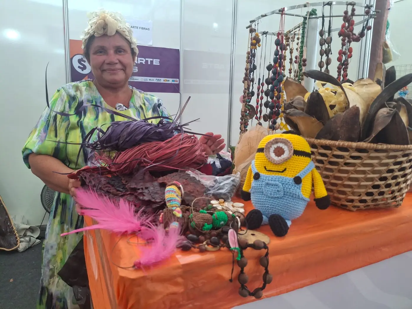 Lucinete é artesã desde os 8 anos de idade e até hoje segue o legado da mãe