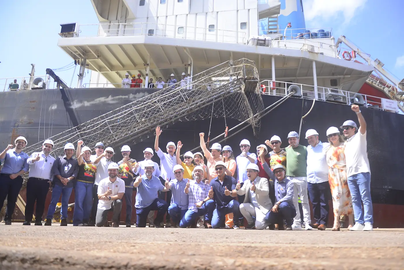 Autoridades celebram a chegada do navio e a inauguração da rota marítima direta, um marco estratégico para o desenvolvimento econômico do Amapá