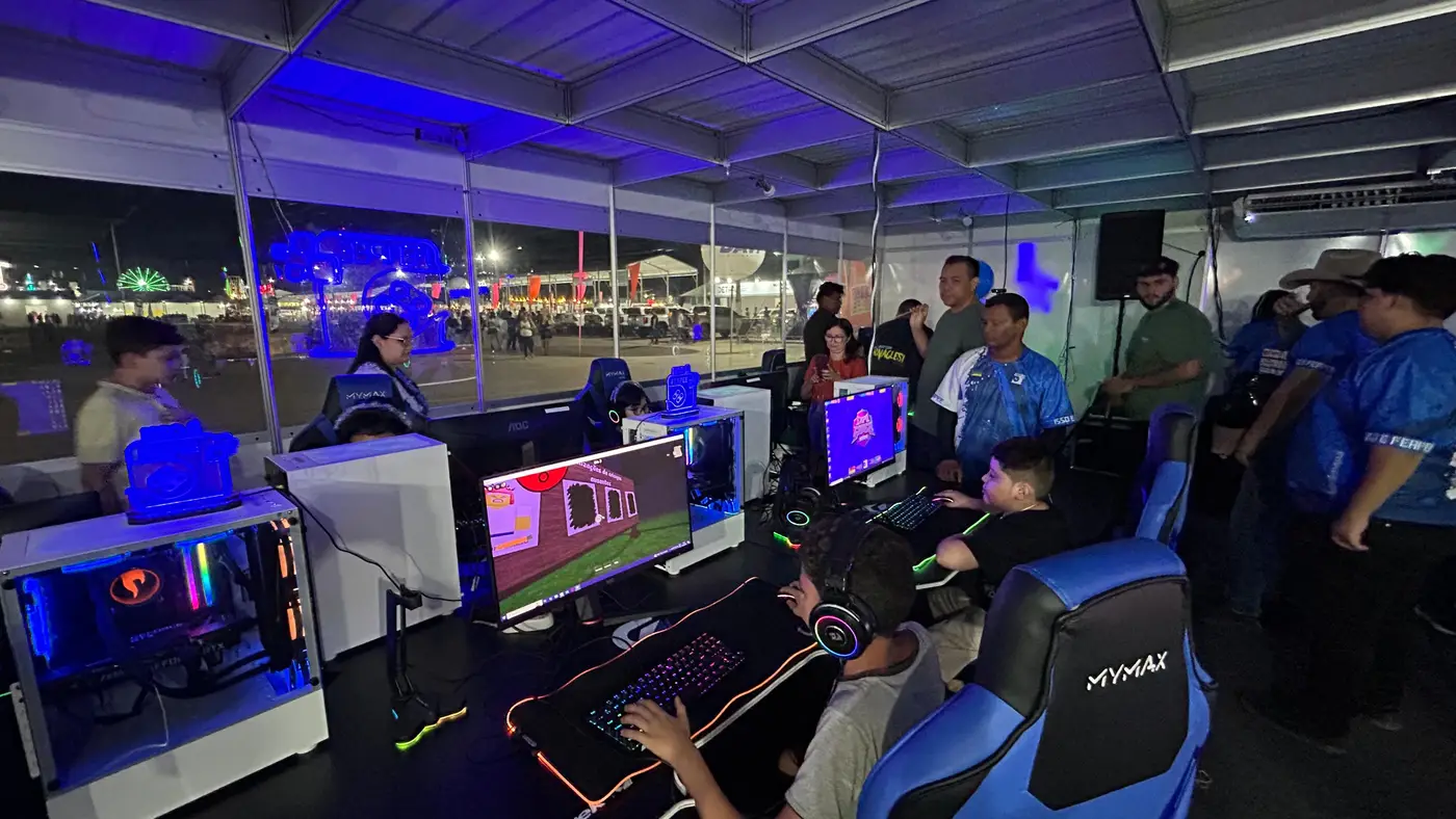 No espaço em exposição, estão sendo disponibilizados jogos on-line em computadores, celulares e consoles antigos