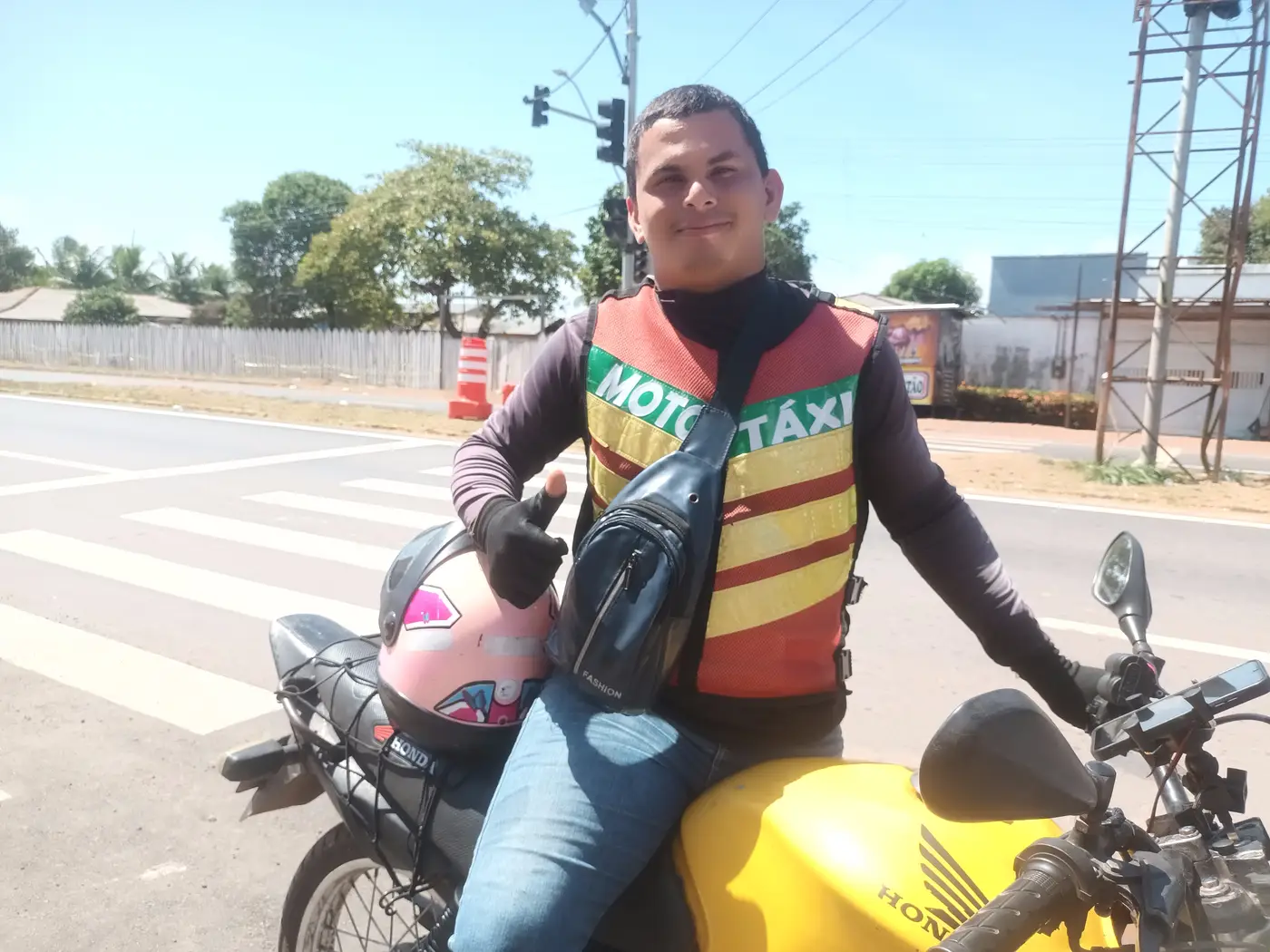 Nazareno Ferreira, motorista de aplicativo uber moto, comemora fluidez na JP