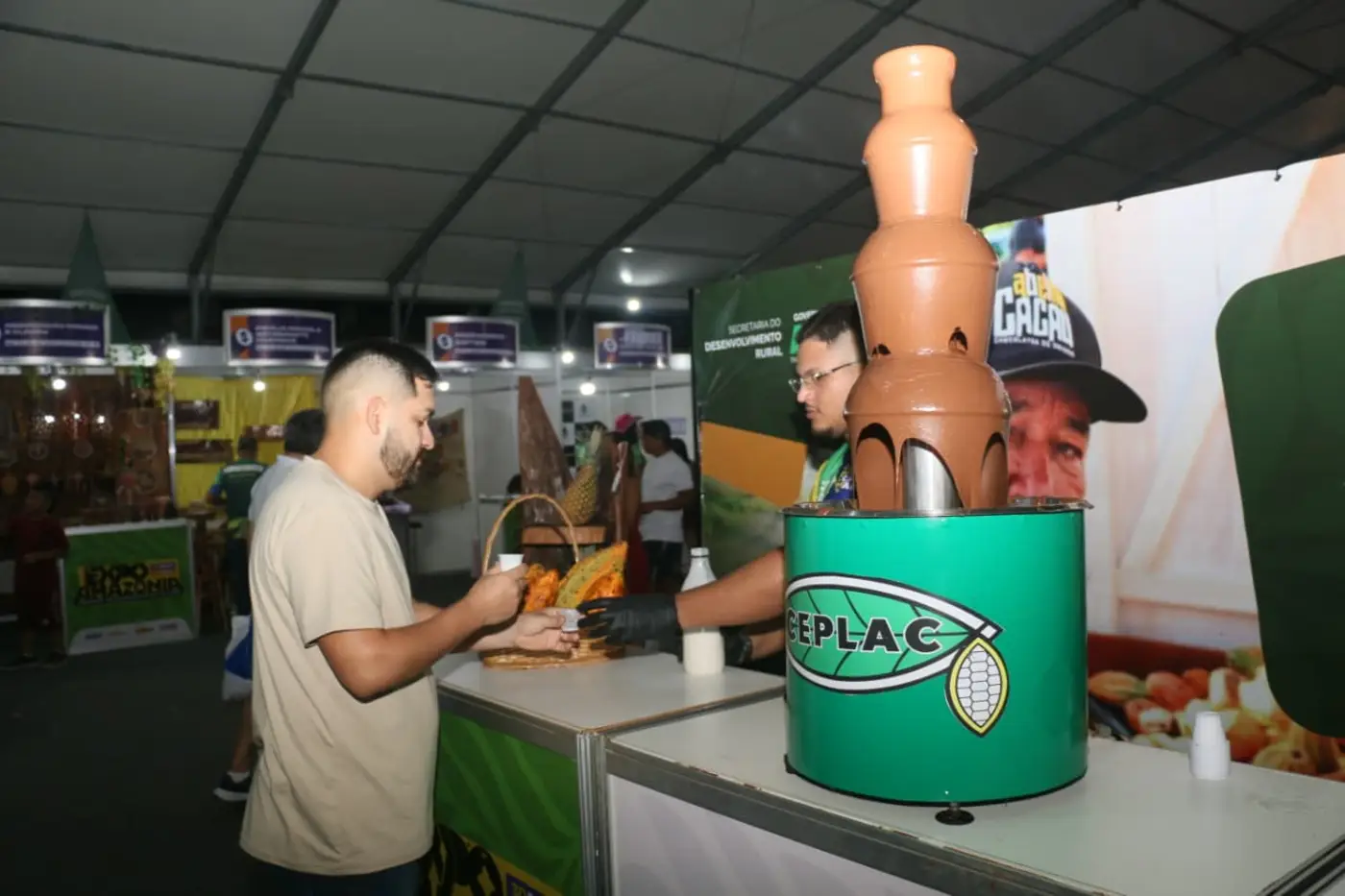 Além da novidade, os expositores também exibem uma torre de chocolate feita com cacau da região