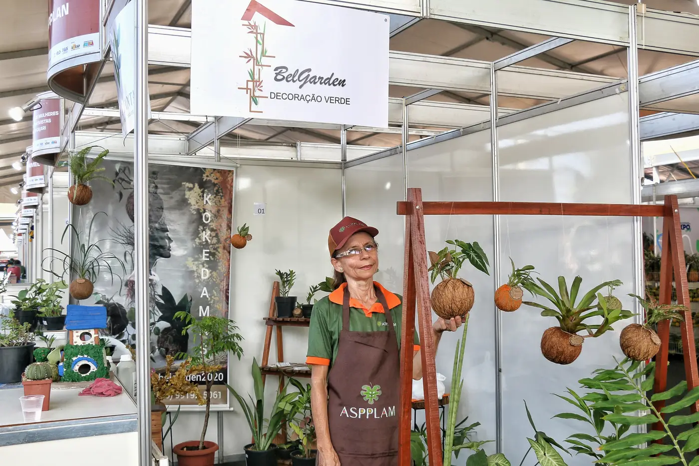 Kokedama é uma técnica em que a planta é retirada do vaso, a terra moldada em formato de bola e, em seguida, envolvida por fibras e sustentada com linha