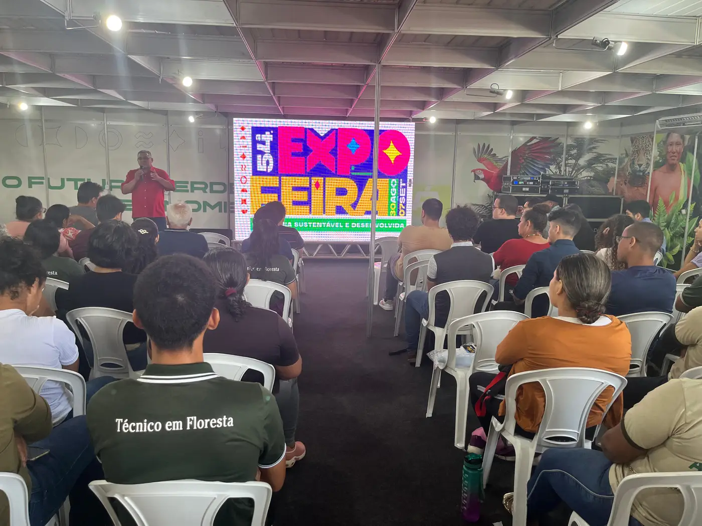 Durante a palestra, foram discutidos os usos de defensivos agrícolas na agricultura familiar
