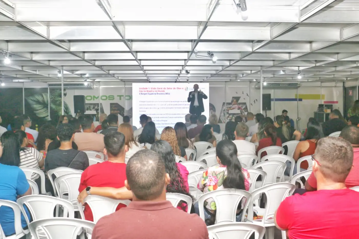 Encontro reuniu professores, pesquisares e interessados no assunto para debater cadeia produtiva de petróleo