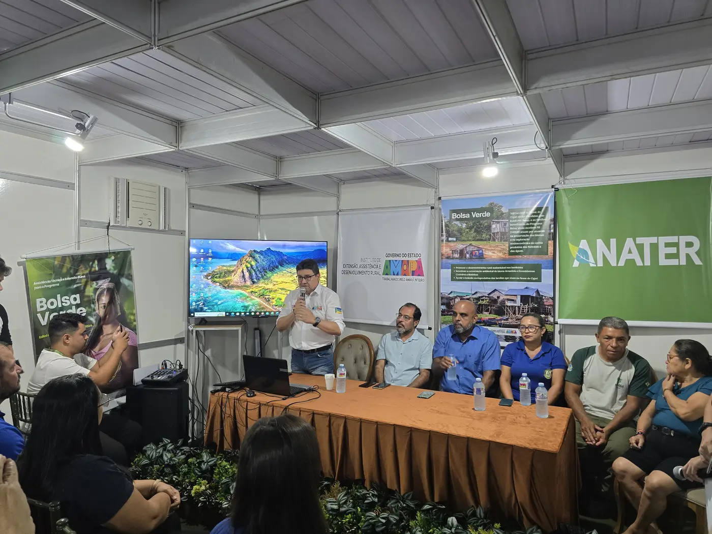O encontro, realizado no auditório da fazenda-escola do Rurap, reuniu agricultores beneficiados