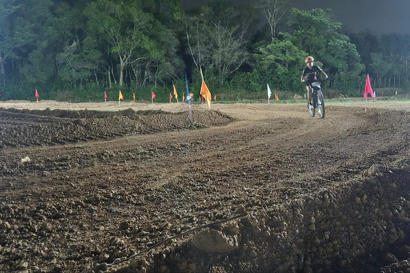 Competição de mountain bike marcou início das programações do Jeep Club