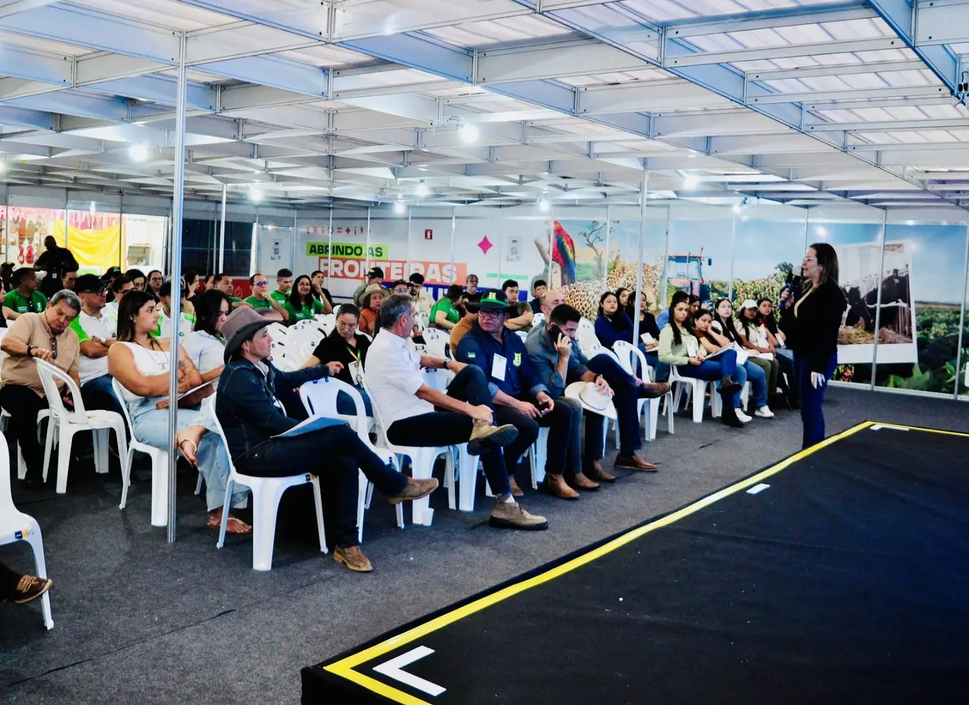 Servidores da Diagro, pecuaristas e estudantes de medicina veterinária, participaram do evento