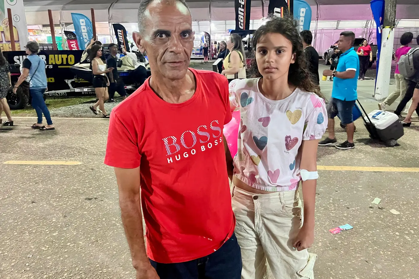 Durval Almeida aliviado após atendimento de saúde para a filha, que teve uma queda de pressão por não se alimentar