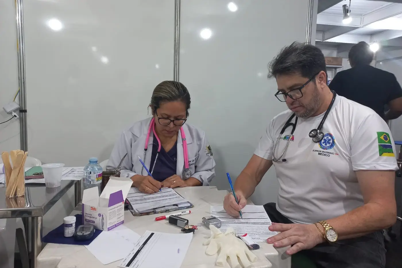 Médicos Kiane de Deus e Robson Marinho atentos ao plantão dentro do Parque de Exposições da Fazendinha