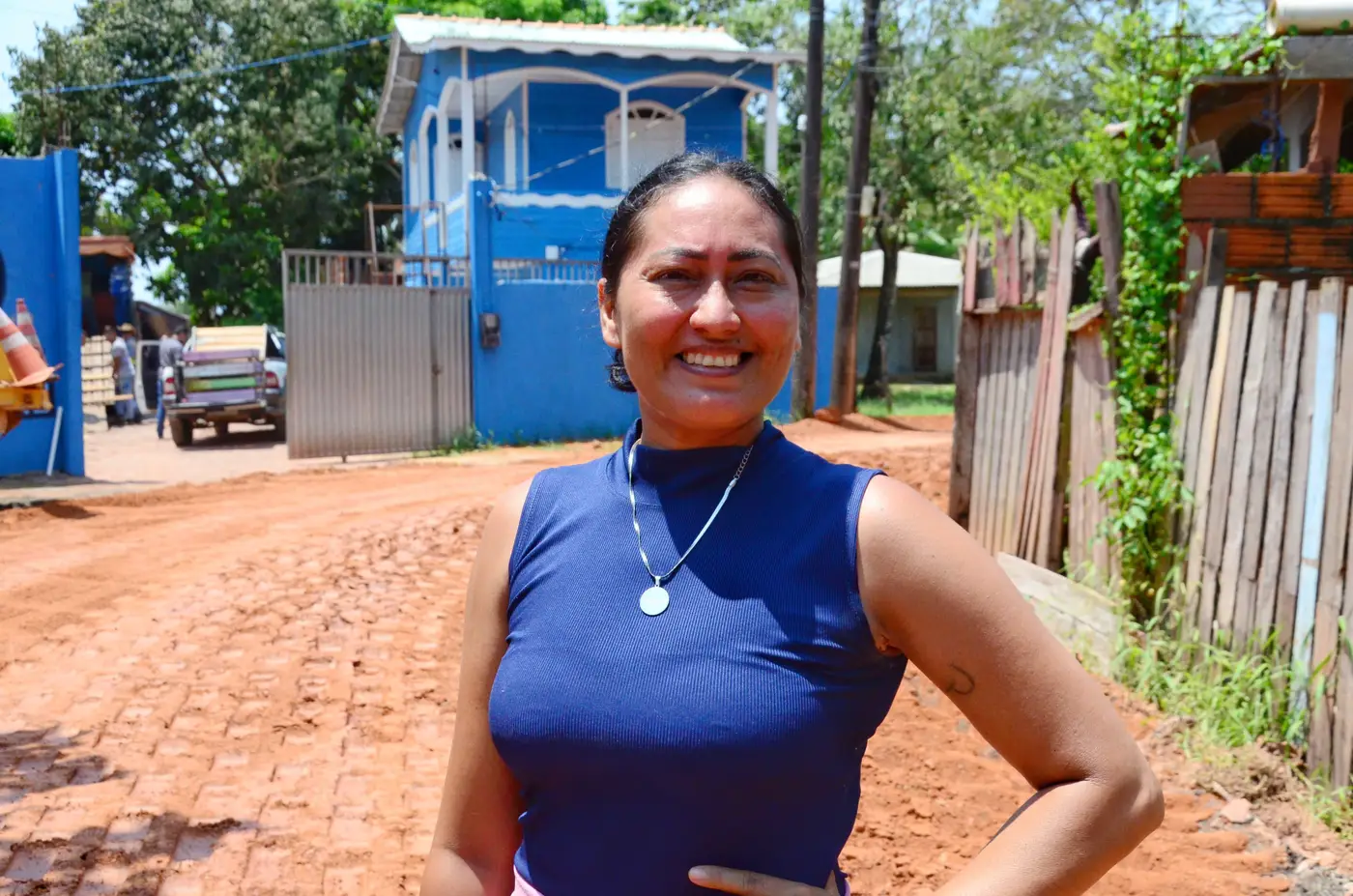 Andreza mora há mais de 20 anos na Rua Rio Amazonas e relatou que era um sonho ver a via asfaltada que agora está se tornando realidade