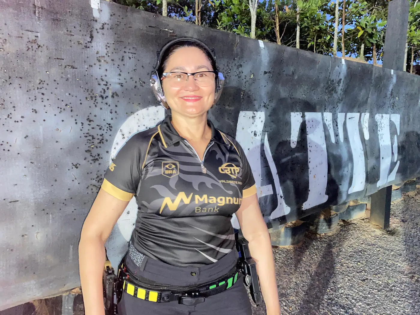 Valdirene Rocha, atleta amapaense, se destaca no cenário do tiro prático e se prepara para o Mundial na África do Sul em setembro de 2025
