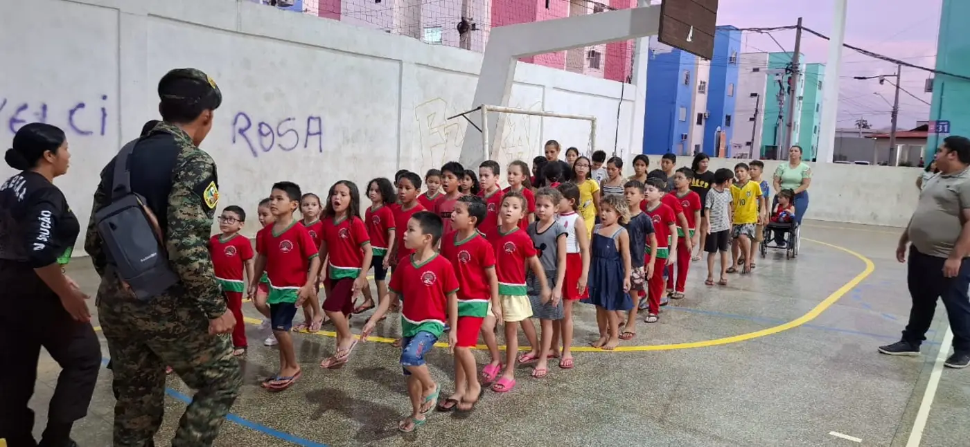 Alunos em preparação para o desfile