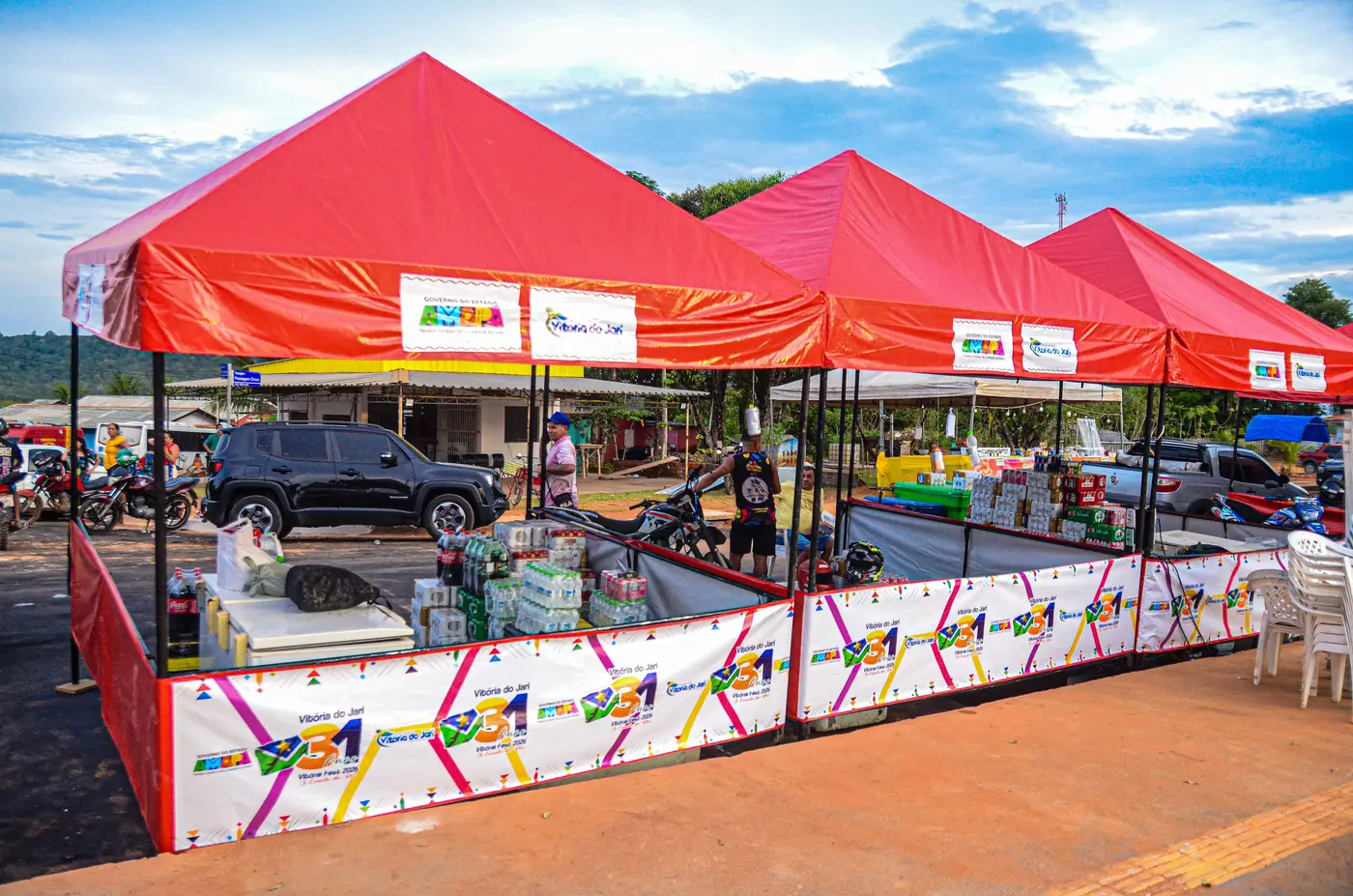 Foram entregues 33 barracas padronizadas para a Associação dos vendedores ambulantes de Vitória do Jari