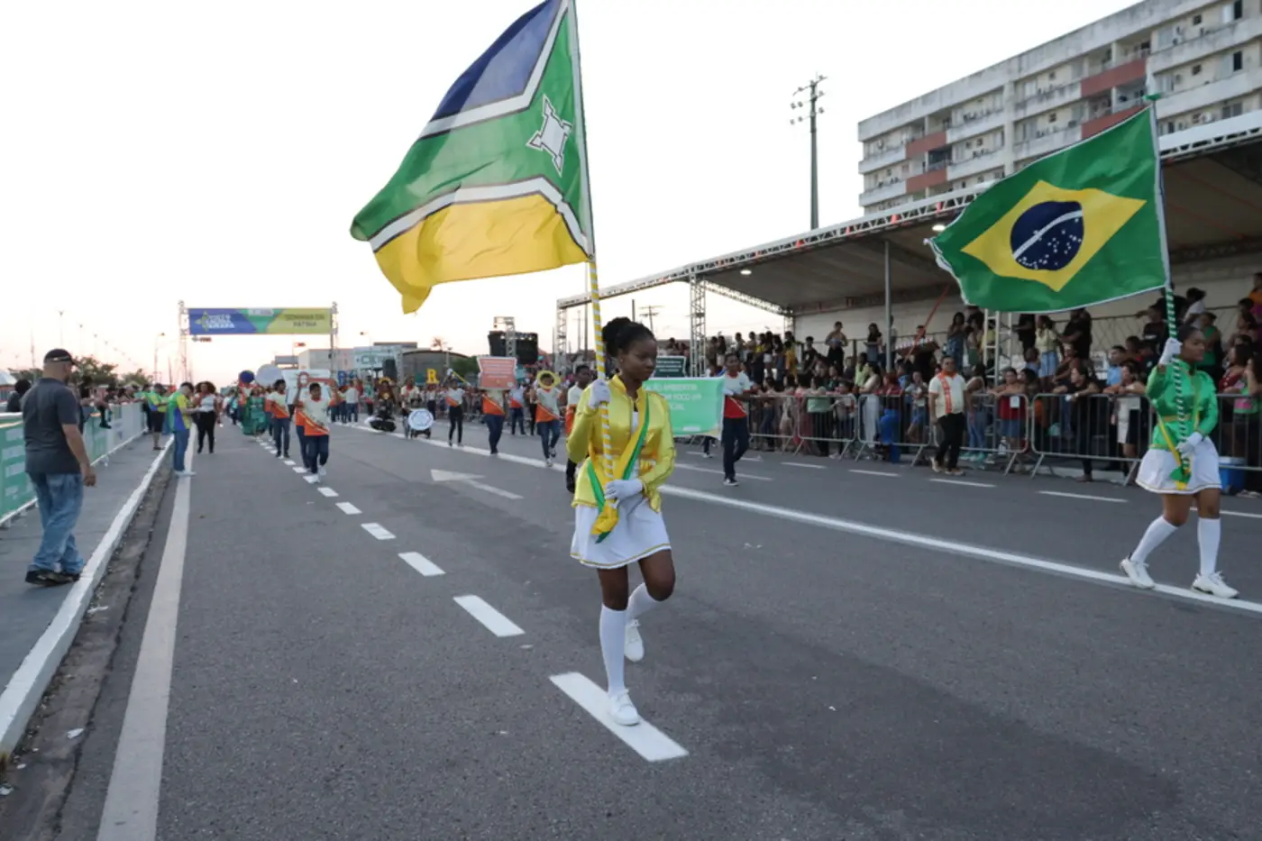 Estudantes de Macapá, Santana e Mazagão desfilaram no Sambódromo de Macapá no sábado, 13
