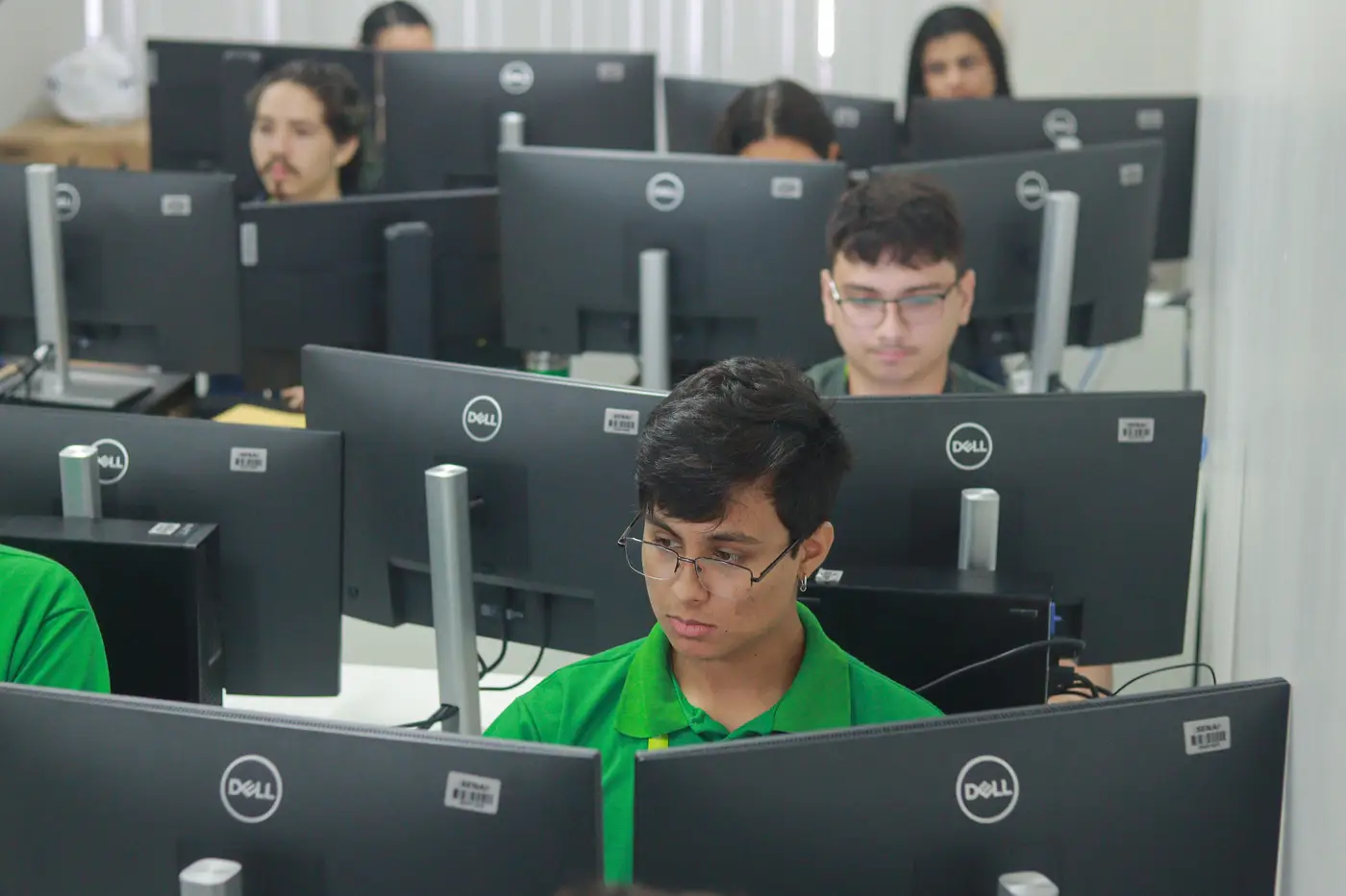 Servidores trabalham em conjunto na emissão das novas carteiras