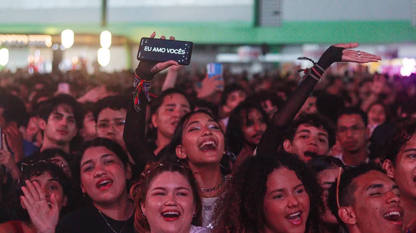 Emoções e muita música romântica marcaram abertura do festival no Sambódromo de Macapá