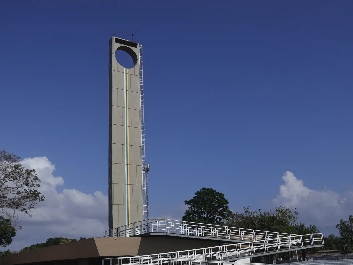 O sol incide com maior intensidade na região equatorial da Terra, fazendo com que o dia e a noite tenham exatamente a mesma duração