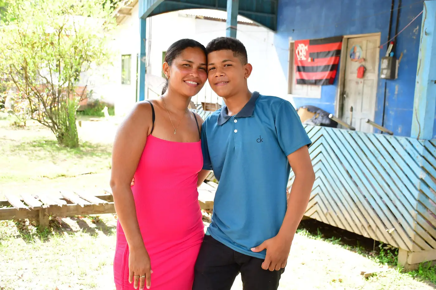 Dona de casa Vanilda Rodrigues e o filho Wesley Henrique, de 15 anos