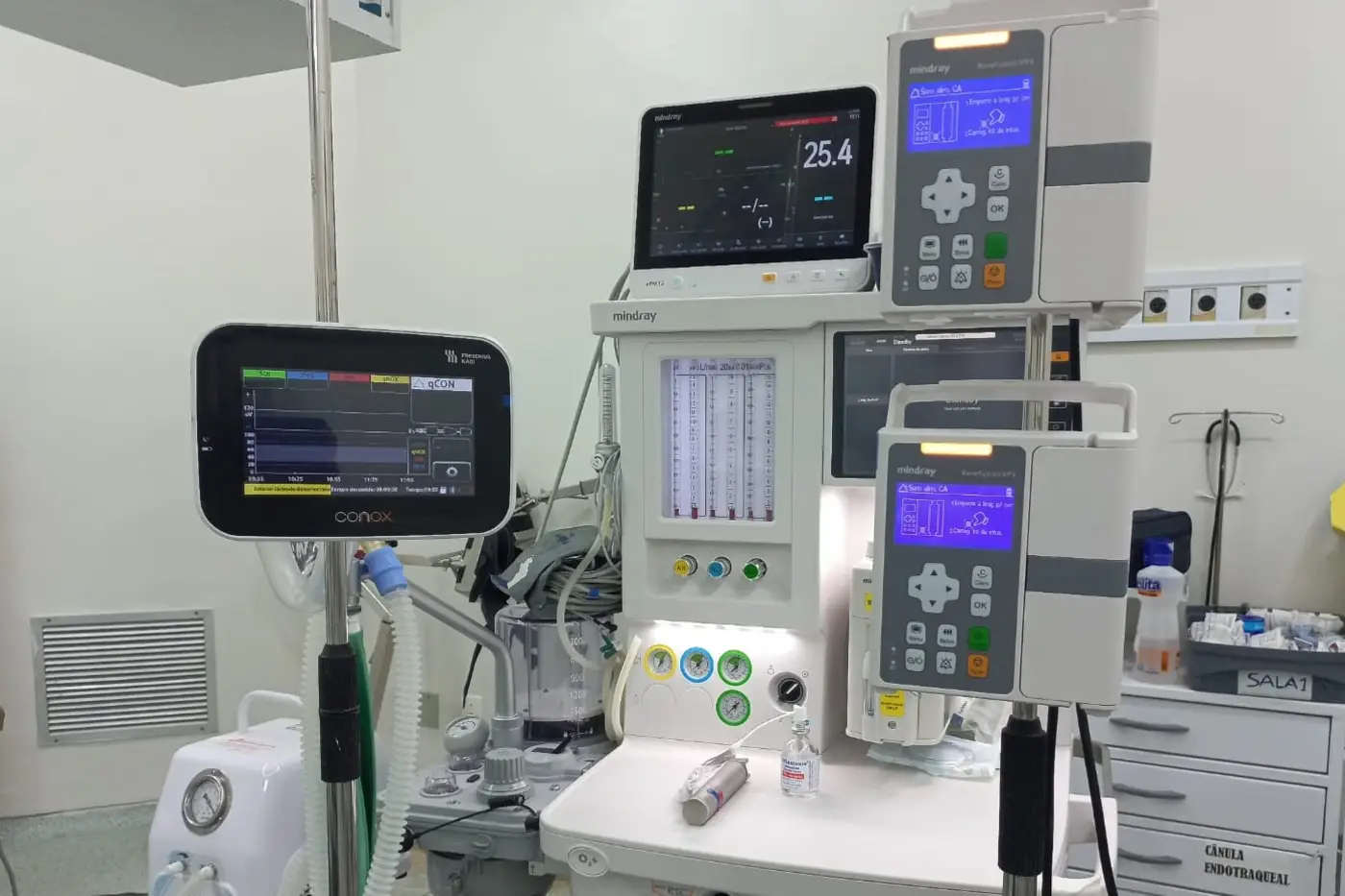Sala equipada com o dispositivo Conox e monitores multiparâmetros, garantindo a segurança do paciente