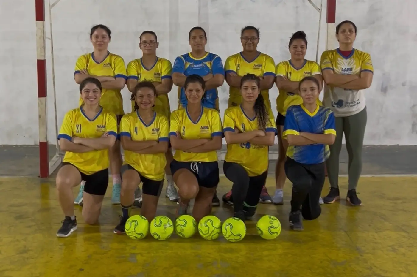 Entrega de bolas ao projeto da AABB/Instituto Léo Moura fortalece treinos do handebol feminino