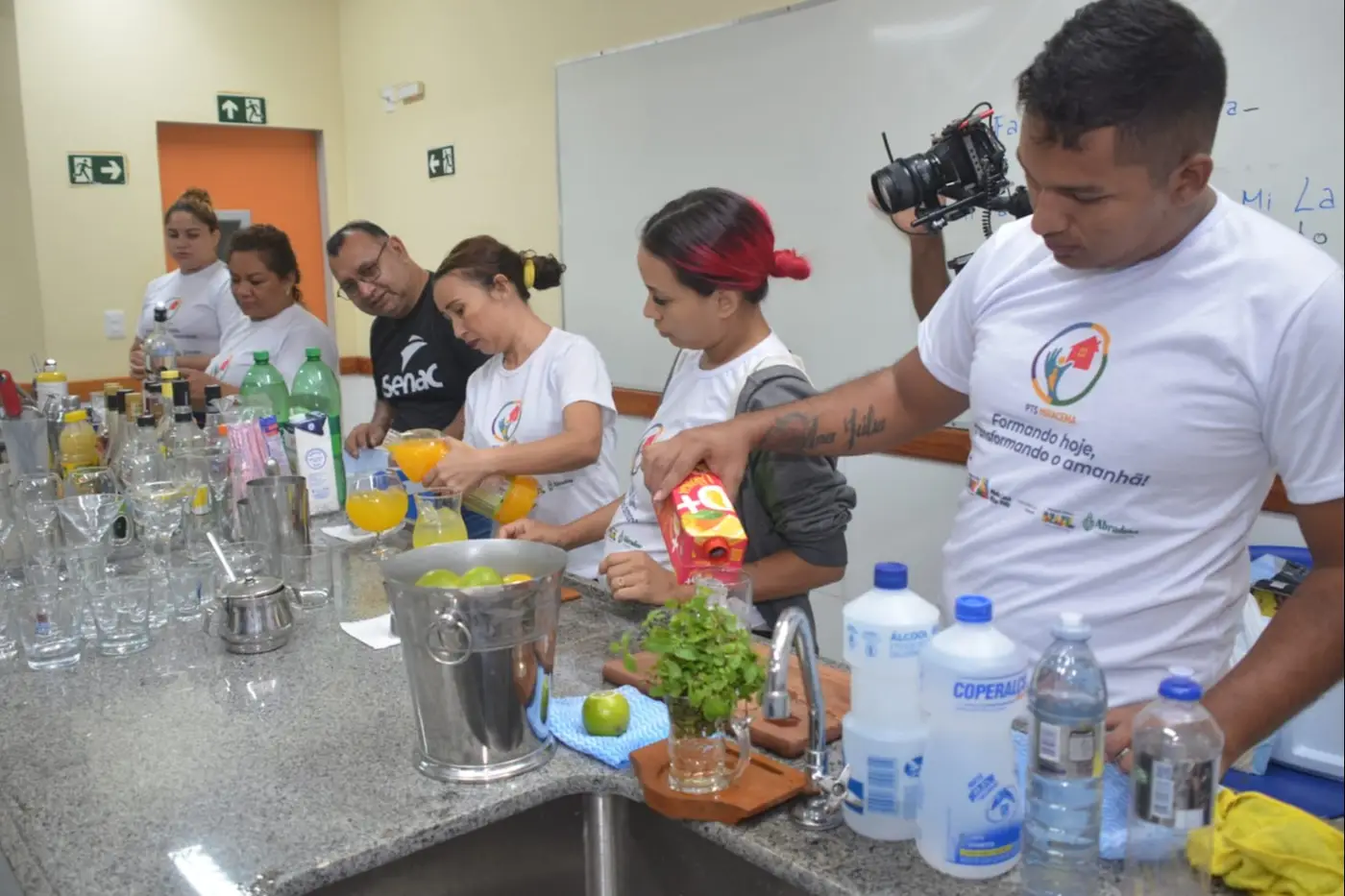 As qualificações também integram o treinamento de garçom, especialização em mixologia e sommelier