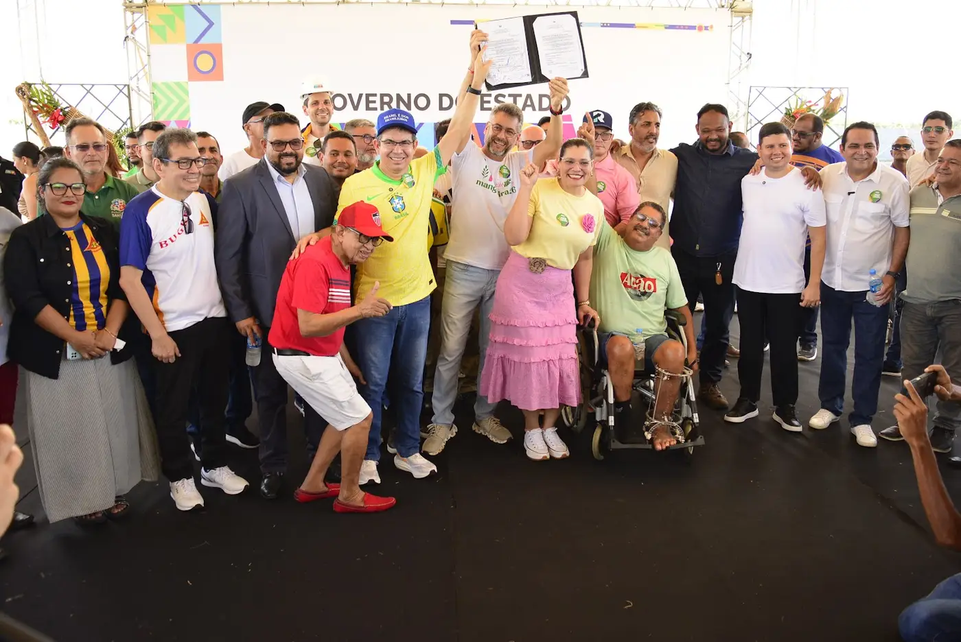 A assinatura da ordem de serviço ocorreu dentro do campo e reuniu esportistas, cronistas e deputados amapaenses