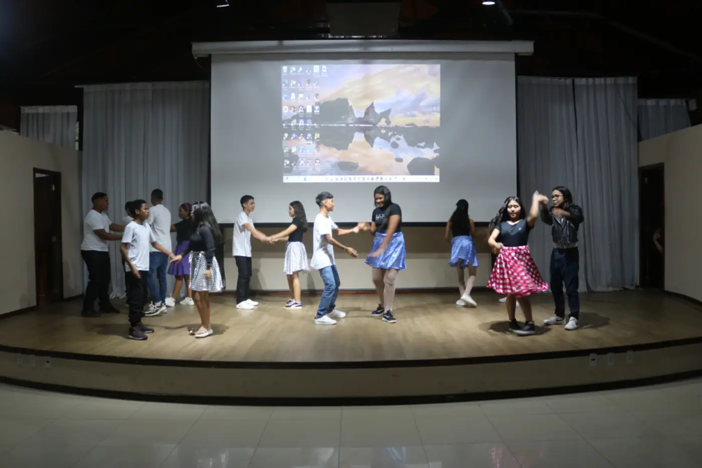 Arte, cultura, dança e teatro inspirados nos anos 60 resgatam histórias e memórias marcantes da época