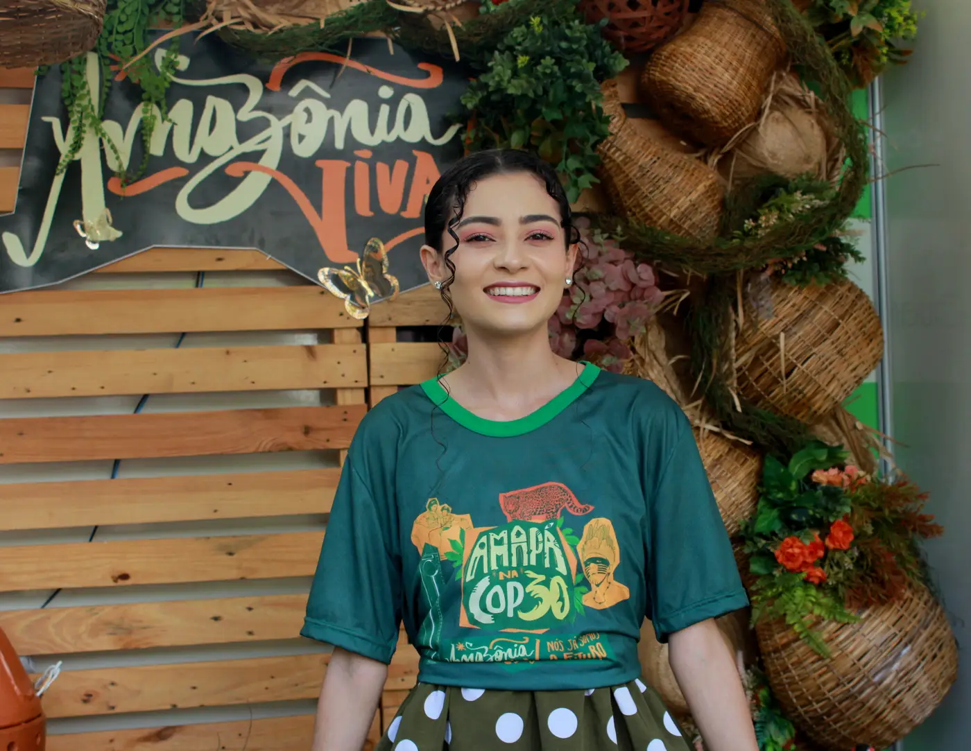 Josikelly faz o intercâmbio do espaço com o público da Folia Literária