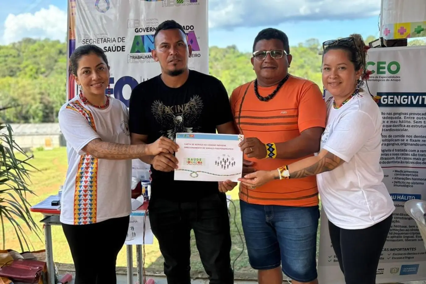 Fisioterapeuta Diena Macial, os caciques Jaderlan Hortêncio e Edimilson Oliveira Karipuna e Alessandra Macial, coordenadora do Núcleo Estadual de Saúde Indígena.