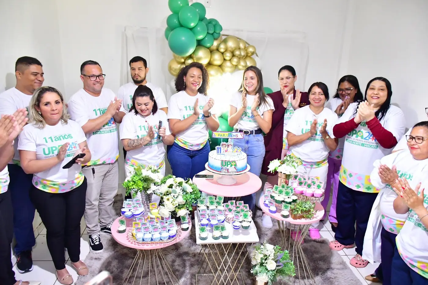 Equipe de profissionais da UPA Zona Norte em momento especial de aniversário