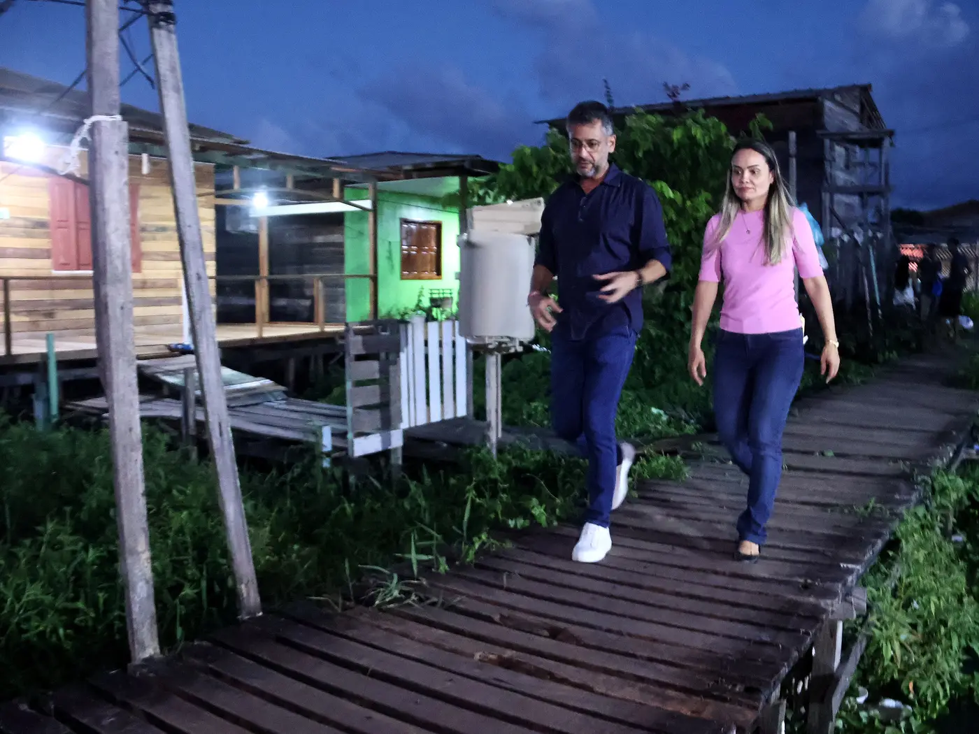 Governador Clécio Luís e deputada estadual Liliane Abreu, durante visita à passarela 30 de julho